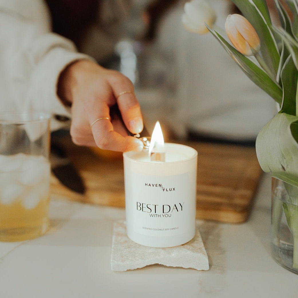 Best Day with You Wooden Wick Candle featuring a luxurious blend of fresh cut grapefruit, ylang-ylang, and Tahitian vanilla bean scent notes. Crafted with high-quality, non-toxic ingredients, this candle sets the scene for relaxation and indulgence.